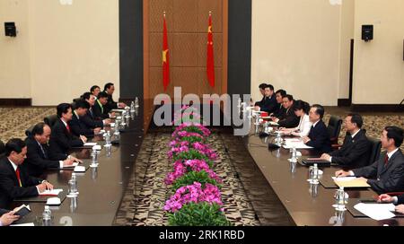 Bildnummer: 52975787 Datum: 17.04.2009 Copyright: imago/Xinhua Premierminister Nguyen Tan Dung (3.v.l., Vietnam) und Premierminister Wen Jiabao (3.v.r., China) in Sanya - PUBLICATIONxNOTxINxCHN, Personen; 2009, Sanya, Politik; , quer, Kbdig, total, Randbild, People Bildnummer 52975787 Datum 17 04 2009 Copyright Imago XINHUA Premierminister Nguyen TAN Dung 3 V l Vietnam und Premierminister Wen Jiabao 3 V r China in Sanya PUBLICATIONxNOTxINxCHN People 2009 Sanya Politik horizontal Kbdig Long Shot Edge Image Prominente Stockfoto