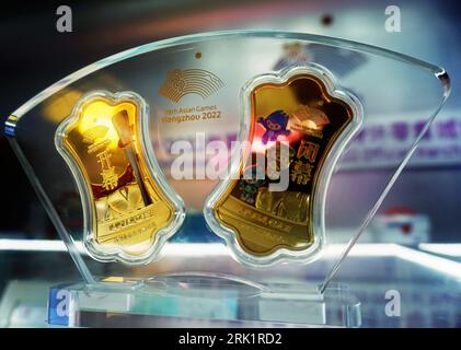 HANGZHOU, CHINA - 24. AUGUST 2023 - Goldbarren für die Eröffnungs- und Abschlusszeremonien der 19. Asienspiele werden bei den Hangzhou Asian Games fran gesehen Stockfoto
