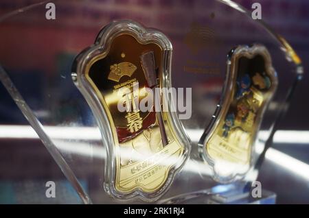 HANGZHOU, CHINA - 24. AUGUST 2023 - Goldbarren für die Eröffnungs- und Abschlusszeremonien der 19. Asienspiele werden bei den Hangzhou Asian Games fran gesehen Stockfoto