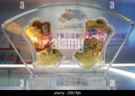 HANGZHOU, CHINA - 24. AUGUST 2023 - Goldbarren für die Eröffnungs- und Abschlusszeremonien der 19. Asienspiele werden bei den Hangzhou Asian Games fran gesehen Stockfoto