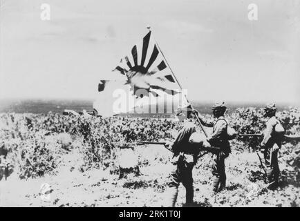 Pacific War, 1941 – 1945. Imperial Japanese Navy troops hoist the naval ensign after occupying Nauru island after occupying the island in August 1942. Stock Photo