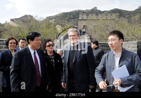 Bildnummer: 52980486  Datum: 20.04.2009  Copyright: imago/Xinhua Premierminister Sali Berisha (Mitte Albanien) am Badaling-Abschnitt der Großen Chinesischen Mauer bei Peking - PUBLICATIONxNOTxINxCHN, Personen , ; 2009, Peking, große, chinesische, Politik; , quer, Kbdig, Gruppenbild, Randbild, People    Bildnummer 52980486 Date 20 04 2009 Copyright Imago XINHUA Prime Minister Sali Berisha centre Albania at Badaling Section the grand Chinese Wall at Beijing PUBLICATIONxNOTxINxCHN People 2009 Beijing Size Chinese politics horizontal Kbdig Group photo Edge image Celebrities Stock Photo