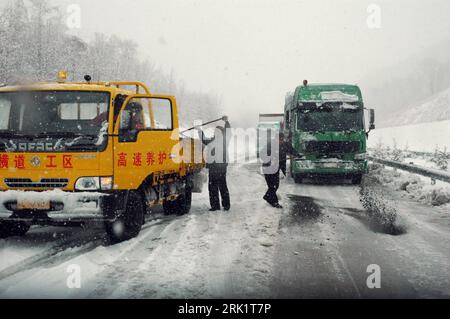 Bildnummer: 52982099 Datum: 21.04.2009 Copyright: imago/Xinhua Wintereinbruch in der chinesischen Provinz Heilongjiang - Streudienst auf der Autobahn zwischen Harbin und Mudanjiang - PUBLICATIONxNOTxINxCHN, Personen; 2009, China, Hailin, Jahreszeit, Winter, Schnee, Winterdienst, Räumdiesnt, Streusalz, Salz, Streuen; , quer, Kbdig, Gruppenbild, , Wetter, Asien Bildnummer 52982099 Datum 21 04 2009 Copyright Imago XINHUA Beginn des Winters in der chinesischen Provinz Heilongjiang Streudienst auf dem Highway zwischen Harbin und Mudanjiang PUBLICATIONxNOTxINxCHN People 2009 China Hailin Saison Stockfoto