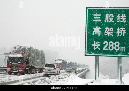 Bildnummer: 52982095 Datum: 21.04.2009 Copyright: imago/Xinhua Wintereinbruch in der chinesischen Provinz Heilongjiang - Autobahn zwischen Harbin und Mudanjiang - PUBLICATIONxNOTxINxCHN, Landschaft; 2009, China, Hailin, Jahreszeit, Winter, Schnee, Schild, LKW, Auto; , quer, Kbdig, Totale, , Wetter, Asien Bildnummer 52982095 Datum 21 04 2009 Copyright Imago XINHUA Beginn des Winters in der chinesischen Provinz Heilongjiang Highway zwischen Harbin und Mudanjiang PUBLICATIONxNOTxINxCHN Landschaft 2009 China Hailin Saison Winter Snow Shield Trucks Auto horizontal Kbdig Long Shot Wetter Asien Stockfoto