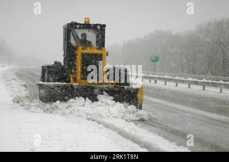 Bildnummer: 52982092  Datum: 21.04.2009  Copyright: imago/Xinhua Wintereinbruch in der chinesischen Provinz Heilongjiang - Räumfahrzeug auf der Autobahn zwischen Harbin und Mudanjiang - PUBLICATIONxNOTxINxCHN, Objekte , Personen , premiumd; 2009, China, Hailin, Jahreszeit, Winter, Schnee, Winterdienst, Räumdienst; , quer, Kbdig, Einzelbild,  , Wetter, Asien    Bildnummer 52982092 Date 21 04 2009 Copyright Imago XINHUA Onset of winter in the Chinese Province Heilongjiang Räumfahrzeug on the Highway between Harbin and Mudanjiang PUBLICATIONxNOTxINxCHN Objects People premiumd 2009 China Hailin Se Stock Photo