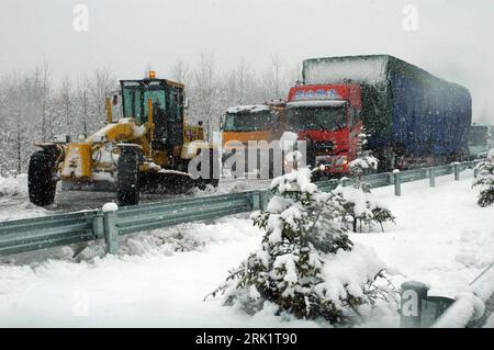 Bildnummer: 52982093 Datum: 21.04.2009 Copyright: imago/Xinhua Wintereinbruch in der chinesischen Provinz Heilongjiang - Räumfahrzeug auf der Autobahn zwischen Harbin und Mudanjiang - PUBLICATIONxNOTxINxCHN, Objekte , premiumd; 2009, China, Hailin, Jahreszeit, Winter, Schnee, Winterdienst, Räumdienst, LKW; , quer, Kbdig, Gruppenbild, , Wetter, Asien Bildnummer 52982093 Datum 21 04 2009 Copyright Imago XINHUA Wintereinbruch in der chinesischen Provinz Heilongjiang Räumfahrzeug auf der Autobahn zwischen Harbin und Mudanjiang PUBLICATIONxNOTxINxCHN Objekte Premiere 2009 China Hailin Saison Winter Stockfoto