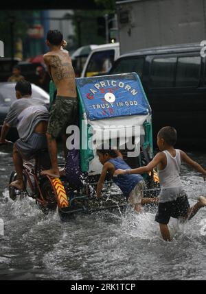 Bildnummer: 52983024  Datum: 22.04.2009  Copyright: imago/Xinhua Kinder versuchen auf einer Rikscha vor dem massiven Regen in Manila zu flüchten - Philippinen PUBLICATIONxNOTxINxCHN, Objekte , Personen , Dynamik , premiumd; 2009, Manila, Regen, Unwetter, Wetter, Kind; , hoch, Kbdig, Gruppenbild,  ,  , Asien o0 Überschwemmung    Bildnummer 52983024 Date 22 04 2009 Copyright Imago XINHUA Children try on a Rickshaw before the massive Rain in Manila to flee Philippines PUBLICATIONxNOTxINxCHN Objects People Dynamics premiumd 2009 Manila Rain Storm Weather Child vertical Kbdig Group photo Asia o0 Fl Stock Photo