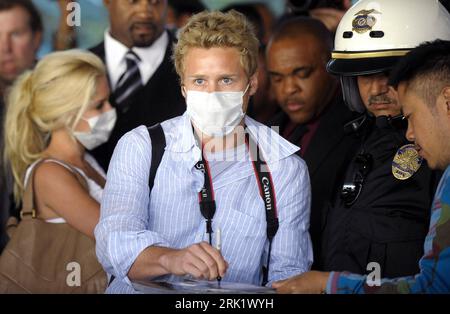 Bildnummer: 52995643 Datum: 29.04.2009 Copyright: imago/Xinhua Schauspielerin Heidi Montag und Ehemann Spencer Pratt mit Mundschutz nach ihrer Rückkehr von den Flitterwochen in Mexiko auf dem Flughafen in Los Angeles PUBLICATIONxNOTxINxCHN, Personen; 2009, Los Angeles , , , Schweinegrippe, Mexikogrippe, Mexiko Grippe, mexikanische, H1N1, Premiumd, Familie , Mann; , quer, Kbdig, Gruppenbild, Randbild, People o0 Gesundheit Bildnummer 52995643 Datum 29 04 2009 Copyright Imago XINHUA Schauspielerin Heidi Monday und Ehemann Spencer Pratt mit Mundschutz nach ihrer Rückkehr aus den Flitterwochen i Stockfoto