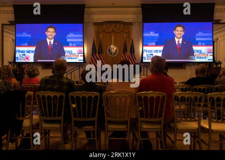 Yorba Linda, Kalifornien, USA. August 2023. Die Gäste der Richard Nixon Presidential Library sehen auf einem großen Bildschirm, wie der Gouverneur von Florida, RON DESANTIS, während der ersten Debatte über den republikanischen Präsidenten 2024 in Milwaukee, Wisconsin, vorgestellt wird. (Bild: © Brian Cahn/ZUMA Press Wire) NUR REDAKTIONELLE VERWENDUNG! Nicht für kommerzielle ZWECKE! Stockfoto