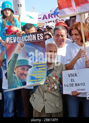 Bildnummer: 52998421  Datum: 01.05.2009  Copyright: imago/Xinhua Teilnehmer der Demonstration zum 1. Mai in Havanna - PUBLICATIONxNOTxINxCHN, Objekte , Personen; 2009, Havanna, Kuba, Politik, Demo, Maidemo, Demonstrant, Transparent; , hoch, Kbdig, Gruppenbild,  , Gesellschaft, Mittelamerika    Bildnummer 52998421 Date 01 05 2009 Copyright Imago XINHUA Participants the Demonstration to 1 May in Havana PUBLICATIONxNOTxINxCHN Objects People 2009 Havana Cuba politics Demonstration Maidemo Protestor Transparent vertical Kbdig Group photo Society Central America Stock Photo