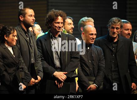 Bildnummer: 52999537 Datum: 03.05.2009 Copyright: imago/Xinhua Fotograf Anthony Suau (3.v.li., Gewinner World Press Photo of the Year 2008) anlässlich des Wettbewerbs - World Press Photo 2009 - in Amsterdam - PUBLICATIONxNOTxINxCHN , Personen , optimistisch; 2009, Amsterdam, Niederlande, WPP, premiumd; , quer, Kbdig, Gruppenbild, Close, Randbild, People Bildnummer 52999537 Datum 03 05 2009 Copyright Imago XINHUA Fotograf Anthony Suau 3 V Linker Gewinner World Press Photo of the Year 2008 während des Wettbewerbs World Press Photo 2009 in Amsterdam PUBLICATIONxNOTxINxCHN People Optistic 200 Stockfoto