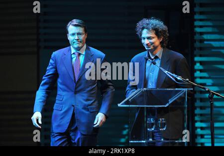 Bildnummer: 52999540  Datum: 03.05.2009  Copyright: imago/Xinhua Prinz Constantijn (li., Niederlande) neben Fotograf Anthony Suau (re., Gewinner World Press Photo of the Year 2008) anlässlich des Wettbewerbs - World Press Photo 2009 - in Amsterdam - PUBLICATIONxNOTxINxCHN , Personen; 2009, Amsterdam, Niederlande, WPP, Adel, Konstantin; , quer, Kbdig, Gruppenbild, close, Randbild, People    Bildnummer 52999540 Date 03 05 2009 Copyright Imago XINHUA Prinz Constantijn left Netherlands next to Photographer Anthony Suau right Winner World Press Photo of The Year 2008 during the Competition World Pr Stock Photo