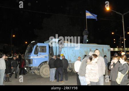 Bildnummer: 53003735  Datum: 06.05.2009  Copyright: imago/Xinhua Oppositionelle blockieren mit einem LKW eine Polizeistation in Tiflis PUBLICATIONxNOTxINxCHN, Personen , premiumd; 2009, Tiflis, Georgien, Nacht, Gesellschaft, Demo, Protest, Protestaktion, Opposition; , quer, Kbdig, Totale,  , Asien o0 Politik    Bildnummer 53003735 Date 06 05 2009 Copyright Imago XINHUA Opposition block with a Trucks a Police station in Tbilisi PUBLICATIONxNOTxINxCHN People premiumd 2009 Tbilisi Georgia Night Society Demonstration Protest Protest action Opposition horizontal Kbdig long shot Asia o0 politics Stock Photo