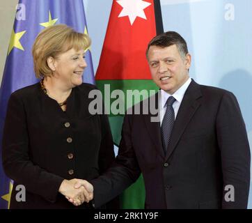 Bildnummer: 53003648 Datum: 06.05.2009 Copyright: imago/Xinhua Bundeskanzlerin Angela Merkel (Deutschland/CDU) und König Abdullah II Von Jordanien während einer Pressekonferenz in Berlin - PUBLICATIONxNOTxINxCHN, Personen , optimistisch; 2009, Berlin, Politik, Adel, Pressetermin, Gestik, Hände schütteln, Shakehands; , quer, Kbdig, Gruppenbild, Close, Randbild, People, Uraufführung Bildnummer 53003648 Datum 06 05 2009 Copyright Imago XINHUA Kanzlerin Angela Merkel Deutschland CDU und König Abdullah II. aus Jordanien während einer Pressekonferenz in Berlin PUBLICATIONxNOTxINxCHN People Optistic 2009 Berlin Stockfoto