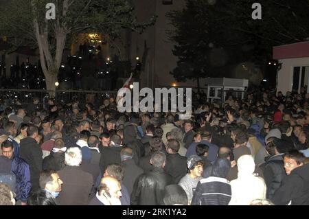 Bildnummer: 53003789  Datum: 06.05.2009  Copyright: imago/Xinhua Oppositionelle blockieren eine Polizeistation in Tiflis PUBLICATIONxNOTxINxCHN, Personen; 2009, Tiflis, Georgien, Nacht, Opposition, Gesellschaft, Politik, Demo, Demonstrant, Protest, Protestaktion; , quer, Kbdig, Totale,  ,  , Asien o0 Politik    Bildnummer 53003789 Date 06 05 2009 Copyright Imago XINHUA Opposition block a Police station in Tbilisi PUBLICATIONxNOTxINxCHN People 2009 Tbilisi Georgia Night Opposition Society politics Demonstration Protestor Protest Protest action horizontal Kbdig long shot Asia o0 politics Stock Photo