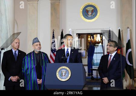 Bildnummer: 53003766 Datum: 06.05.2009 Copyright: imago/Xinhua V.l.n.r.: Vizepräsident Joe Biden (USA), Präsident Hamid Karzai (Afghanistan), Präsident Barack Obama (USA) und Präsident Asif Ali Zardari (Pakistan) während einer Pressekonferenz in Washington PUBLICATIONxNOTxINxCHN, Personen , premiumd; 2009, Washington, Pressetermin, Politik; , quer, Kbdig, Gruppenbild, Randbild, People o0 Joseph Bildnummer 53003766 Datum 06 05 2009 Copyright Imago XINHUA V l n r Vizepräsident Joe Biden USA Präsident Hamid Karzai Afghanistan Präsident Barack Obama USA und Präsident Asif Ali Zardari Pakistan Stockfoto