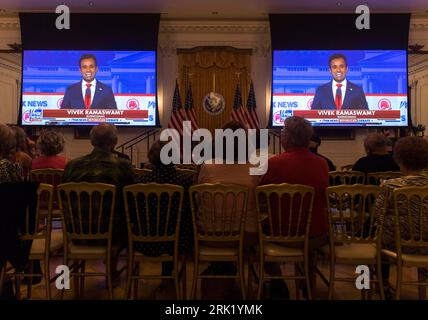 Yorba Linda, Kalifornien, USA. August 2023. Die Gäste der Richard Nixon Presidential Library sehen auf einer großen Leinwand zu, wie der Geschäftsmann VIVEK RAMASWAMY während der ersten Präsidentschaftsdebatte 2024 in Milwaukee, Wisconsin, spricht. (Bild: © Brian Cahn/ZUMA Press Wire) NUR REDAKTIONELLE VERWENDUNG! Nicht für kommerzielle ZWECKE! Stockfoto