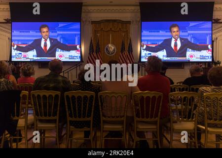 Yorba Linda, Kalifornien, USA. August 2023. Die Gäste der Richard Nixon Presidential Library sehen auf einer großen Leinwand zu, wie der Geschäftsmann VIVEK RAMASWAMY während der ersten Präsidentschaftsdebatte 2024 in Milwaukee, Wisconsin, spricht. (Bild: © Brian Cahn/ZUMA Press Wire) NUR REDAKTIONELLE VERWENDUNG! Nicht für kommerzielle ZWECKE! Stockfoto