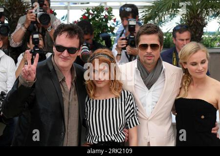 Bildnummer: 53021823 Datum: 20.05.2009 Copyright: imago/Xinhua V.l.n.R. Regisseur Quentin Tarantino, Schauspielerin Melanie Laurent, Schauspieler Brad Pitt und Schauspielerin Diane Kruger anlässlich eines Pressetermins zum Film - Inglourious Basterds - während der 62. Internationale Filmfestspiele in Cannes - PUBLICATIONxNOTxINxCHN, Personen; 2009, Cannes, Film, Filmfestival, Internationale, Pressetermin, ; , quer, Kbdig, Gruppenbild, Close, Randbild, People Bildnummer 53021823 Datum 20 05 2009 Copyright Imago XINHUA V l n r Regisseur Quentin Tarantino Schauspielerin Melanie Laurent Schauspieler Brad Stockfoto