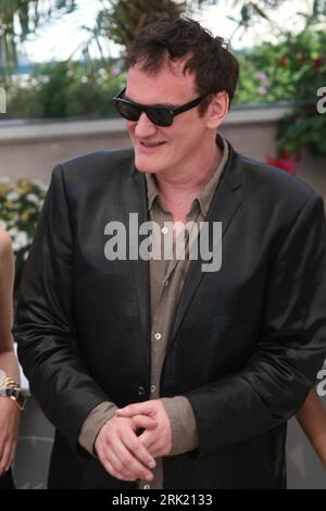 Bildnummer: 53021822 Datum: 20.05.2009 Copyright: imago/Xinhua Regisseur Quentin Tarantino anlässlich eines Pressetermins zum Film - Inglourious Basterds - während der 62. Internationale Filmfestspiele in Cannes - PUBLICATIONxNOTxINxCHN, Personen , optimistisch; 2009, Cannes, Film, Filmfestival, Internationale, Pressetermin; , hoch, Kbdig, Einzelbild, Close, Randbild, People Bildnummer 53021822 Datum 20 05 2009 Copyright Imago XINHUA Regisseur Quentin Tarantino während eines Presseaufrufs zu Film Inglourious Basterds während des Internationalen Filmfestivals 62 in Cannes PUBLICATIONxNOTxINxCHN PEO Stockfoto