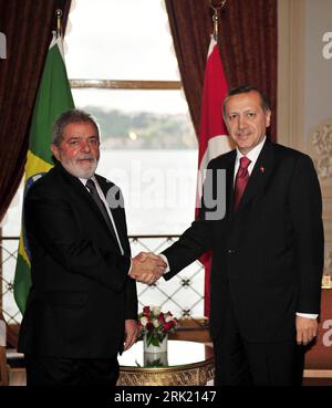 Bildnummer: 53022430  Datum: 20.05.2009  Copyright: imago/Xinhua Präsident Luiz Inacio Lula da Silva (li., Brasilien) und Premierminister Tayyip Erdogan (Türkei) während eines Treffens in Istanbul - PUBLICATIONxNOTxINxCHN, Personen , premiumd; 2009, Politik, Pressetermin; , hoch, Kbdig, Gruppenbild, close, Randbild, People    Bildnummer 53022430 Date 20 05 2009 Copyright Imago XINHUA President Luiz Inacio Lula there Silva left Brazil and Prime Minister Tayyip Erdogan Turkey during a Meeting in Istanbul PUBLICATIONxNOTxINxCHN People premiumd 2009 politics Press call vertical Kbdig Group photo C Stock Photo