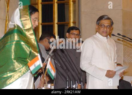 Bildnummer: 53025401  Datum: 22.05.2009  Copyright: imago/Xinhua Minister Krishna (re., Indien) und Präsidentin Pratibha Patil (li., Indien) anlässlich der Vereidigung der Regierung in Neu Delhi  PUBLICATIONxNOTxINxCHN , Personen; 2009, Neu Delhi , Politik, Vereidigung ,  Amtseinführung , premiumd; , quer, Kbdig, Gruppenbild, close, Randbild, People    Bildnummer 53025401 Date 22 05 2009 Copyright Imago XINHUA Ministers Krishna right India and President Pratibha Patil left India during the Swearing the Government in New Delhi PUBLICATIONxNOTxINxCHN People 2009 New Delhi politics Swearing Inaug Stock Photo