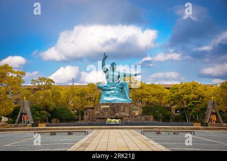 9. DEZEMBER 2012 - NAGASAKI: NAGASAKI Peace Park. Die 10 Meter hohe Friedensstatue befindet sich in der Nähe des Hypozentrums des Atombombenabwurfs vom 9. August 1945 Stockfoto