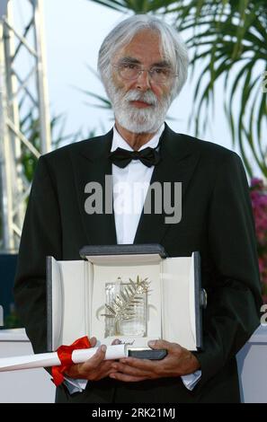 Bildnummer: 53028819  Datum: 24.05.2009  Copyright: imago/Xinhua Regisseur Michael Haneke mit der Goldenen Palme für - The White Ribbon - auf den 62. Internationalen Filmfestspielen in Cannes - PUBLICATIONxNOTxINxCHN, Personen , Objekte; 2009, Cannes, Filmfestival, , Film, Pressetermin, Preisträger, Preisverleihung, Palm d Or, dOr, Trophäe, Das Weiße Band; , hoch, Kbdig, Einzelbild, Randbild, People    Bildnummer 53028819 Date 24 05 2009 Copyright Imago XINHUA Director Michael Haneke with the Golden Palme for The White Ribbon on the 62 International Film Festival in Cannes PUBLICATIONxNOTxINxC Stock Photo