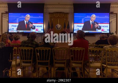 Yorba Linda, Kalifornien, USA. August 2023. Die Gäste der Richard Nixon Presidential Library sehen auf einer großen Leinwand zu, wie der ehemalige Vizepräsident MIKE PENCE während der ersten Präsidentschaftsdebatte 2024 in Milwaukee, Wisconsin, spricht. (Bild: © Brian Cahn/ZUMA Press Wire) NUR REDAKTIONELLE VERWENDUNG! Nicht für kommerzielle ZWECKE! Stockfoto