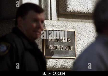 Bildnummer: 53040788  Datum: 01.06.2009  Copyright: imago/Xinhua Polizist steht Wache vor dem US Bankruptcy Court in New York - PUBLICATIONxNOTxINxCHN, Personen , Objekte , premiumd , Symbolfoto; 2009, New York, USA , Insolvenz, Gericht, United States, bankrott, Pleite, Konkurs, Wirtschaftskrise, Finanzkrise, Bankenkrise, Schild; , quer, Kbdig, Einzelbild, close, Schriftzug, Logos,  , Polizei, Staat, Wirtschaft, Nordamerika    Bildnummer 53040788 Date 01 06 2009 Copyright Imago XINHUA Policeman is Guard before the U.S. Bankruptcy Court in New York PUBLICATIONxNOTxINxCHN People Objects premiumd Stock Photo