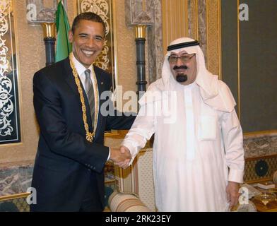 Präsident Barack Obama (li., USA) und König Abdullah bin Abdul Aziz von Saudi Arabien während eines Treffens in Riad - PUBLICATIONxNOTxINxCHN Präsident Barack Obama verließ die USA und König Abdullah am Abdul Aziz aus Saudi Arabien während eines Treffens in Riad PUBLICATIONxNOTxINxCHN Stockfoto