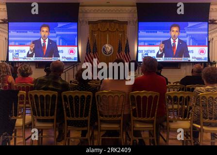 Yorba Linda, Kalifornien, USA. August 2023. Die Gäste der Richard Nixon Presidential Library sehen auf einer großen Leinwand zu, wie der Geschäftsmann VIVEK RAMASWAMY während der ersten Präsidentschaftsdebatte 2024 in Milwaukee, Wisconsin, spricht. (Bild: © Brian Cahn/ZUMA Press Wire) NUR REDAKTIONELLE VERWENDUNG! Nicht für kommerzielle ZWECKE! Stockfoto