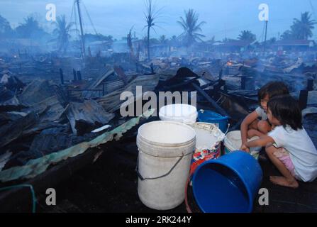 Bildnummer: 53085191  Datum: 10.06.2009  Copyright: imago/Xinhua Verängstigte Kinder am Rande der Löscharbeiten nach einem Brand in den Slums von Kinarut bei Kota Kinabalu in Sabah - Malaysia PUBLICATIONxNOTxINxCHN, Personen , premiumd; 2009, Malaysia, Feuer, Brand, löschen, Unglück, Katastrophe, Löscheinsatz, Einsatz, Rauch, Qualm, Mann, Slum, Vorort, Schaulustige, Kind, Bewohner, Opfer; , quer, Kbdig, Gruppenbild, Arbeitswelten, Gesellschaft,  , Feuerwehr, Staat, Gesellschaft, Asien    Bildnummer 53085191 Date 10 06 2009 Copyright Imago XINHUA frightened Children at Edge the Unloading after Stock Photo