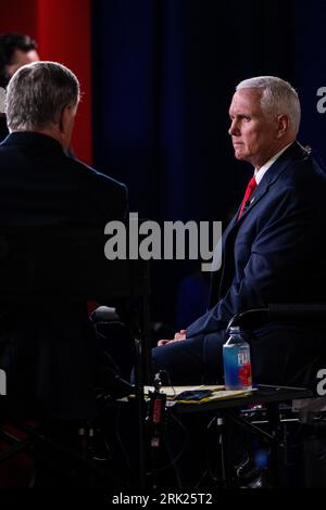 Milwaukee, USA. August 2023. Der ehemalige Vizepräsident Mike Pence tritt auf Hannity im Spin Room des Fiserv Forum auf, nachdem die erste republikanische Präsidentendebatte in Milwaukee, Wisconsin, am 23. August 2023 stattgefunden hatte. (Foto: Christopher Dilts/SIPA USA) Credit: SIPA USA/Alamy Live News Stockfoto