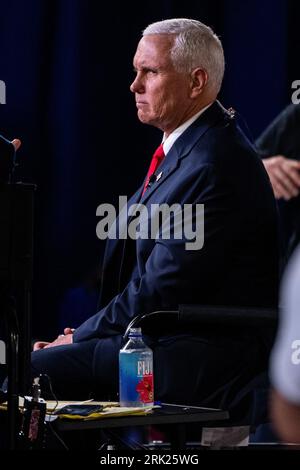 Milwaukee, USA. August 2023. Der ehemalige Vizepräsident Mike Pence tritt auf Hannity im Spin Room des Fiserv Forum auf, nachdem die erste republikanische Präsidentendebatte in Milwaukee, Wisconsin, am 23. August 2023 stattgefunden hatte. (Foto: Christopher Dilts/SIPA USA) Credit: SIPA USA/Alamy Live News Stockfoto