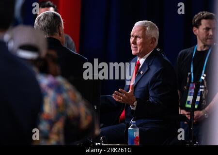 Milwaukee, USA. August 2023. Der ehemalige Vizepräsident Mike Pence tritt auf Hannity im Spin Room des Fiserv Forum auf, nachdem die erste republikanische Präsidentendebatte in Milwaukee, Wisconsin, am 23. August 2023 stattgefunden hatte. (Foto: Christopher Dilts/SIPA USA) Credit: SIPA USA/Alamy Live News Stockfoto