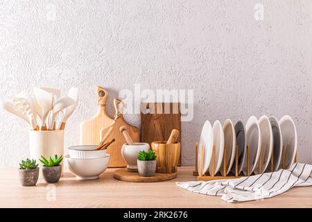 Schöne Küche mit Ablagefläche mit verschiedenen Küchenutensilien und Dekor in hellen Farben. Ökologisch saubere Küche. Eco-Artikel Stockfoto