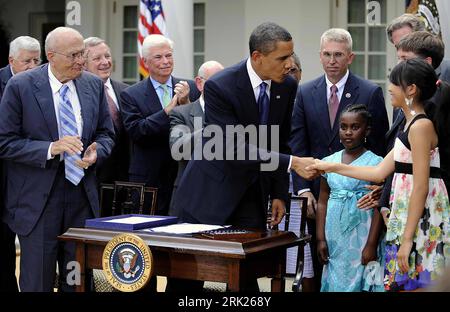 Bildnummer: 53149710  Datum: 22.06.2009  Copyright: imago/Xinhua Präsident Barack Obama (USA) mit Hoai-Nam Ngoc Bui (Campaign for Tobacco Free Kids) nach der Unterzeichnung des - Family Smoking Prevention and Tobacco Control Act - in Washington PUBLICATIONxNOTxINxCHN, Personen , premiumd; 2009, Washington, Pressetermin, Politik, Tabakgesetz, shakehands, shake hands; , quer, Kbdig, Gruppenbild, Randbild, People    Bildnummer 53149710 Date 22 06 2009 Copyright Imago XINHUA President Barack Obama USA with HOAI Nam Ngoc Bui Campaign for Tobacco Free Kids after the Signature the Family Smoking Prev Stock Photo