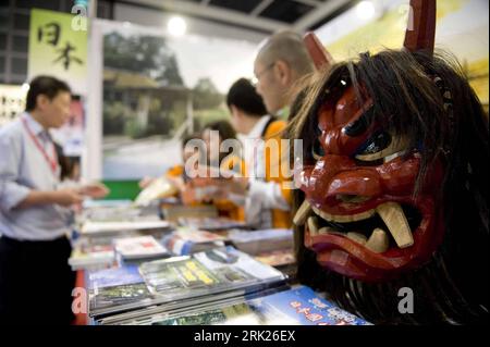 Bildnummer: 53151602  Datum: 12.06.2009  Copyright: imago/Xinhua  Staff members from a Japanese company distribute pamphlets to visitors at the 23rd Hong Kong International Tourism Exhibition in Hong Kong, south China, June 12, 2009. kbdig  Personal von einer Japanische Firma verteilen Flugschriften an Besucher am der 23rd Hong Kong Internationale Tourismus Ausstellung in Hong Kong, South China, Tourismus, Tourismusausstellung, Wirtschaft, Japan quer Highlight    Bildnummer 53151602 Date 12 06 2009 Copyright Imago XINHUA Staff Members from a Japanese Company distribute pamphlet to Visitors AT Stock Photo