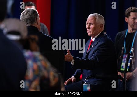 Milwaukee, USA. August 2023. Der ehemalige Vizepräsident Mike Pence tritt auf Hannity im Spin Room des Fiserv Forum auf, nachdem die erste republikanische Präsidentendebatte in Milwaukee, Wisconsin, am 23. August 2023 stattgefunden hatte. (Foto: Christopher Dilts/SIPA USA) Credit: SIPA USA/Alamy Live News Stockfoto