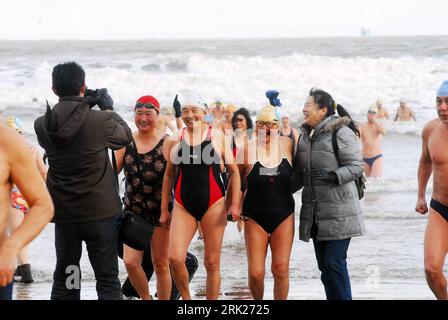 Bildnummer: 53151860  Datum: 01.01.2009  Copyright: imago/Xinhua  Winter swimmers walk on beach, as some 200 swimmers take part in the New Year s Day Winter Swimming Gala swim at a lido in Yantai City, east China s Shandong Province, Jan. 1, 2009. kbdig Winter Schwimmer Walk auf beach, als einige 200 Schwimmer nehmen Teil in der New Year s Tag Winter Schwimmen Galas swim National Tag of Winter Swim, am einer Lido in Yantai City, Ost China s Shangdong Province, Tradition, Neujahr quer    Bildnummer 53151860 Date 01 01 2009 Copyright Imago XINHUA Winter swimmers Walk ON Beach As Some 200 swimmer Stock Photo