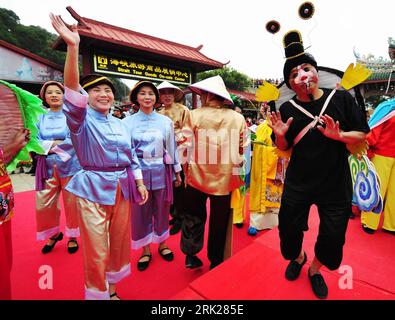 Bildnummer: 53153483  Datum: 18.04.2009  Copyright: imago/Xinhua  Actors perform during the celebration of the 1,049th birthday of Mazu, the Chinese Goddess of the Sea, at a temple fair in the Meizhou Island in Putian City, southeast China s Fujian Province, April 18, 2009.  kbdig  Tänzer vorführen anläßlich der Celebration of der 1,049. Geburtstag of Mazu, der Chinese Göttin of der Sea, am einer Tempel Tradition quer   ie    Bildnummer 53153483 Date 18 04 2009 Copyright Imago XINHUA Actors perform during The Celebration of The 1 049th Birthday of Mazu The Chinese Goddess of The Sea AT a Templ Stock Photo