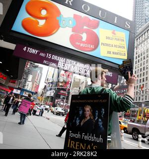 Bildnummer: 53153845 Datum: 11.05.2009 Copyright: imago/Xinhua Ein Sandwich-Board-Träger verteilt Coupons einer Broadway-Show am Broadway rund um den Times Square in New York, 8. Mai 2009. Kbdig USA, Werbung, Plakat quer ie Bildnummer 53153845 Datum 11 05 2009 Copyright Imago XINHUA A Sandwich Board Wear Hands Out Coupons of a Broadway Show AT Broadway Around Times Square in New York 8. Mai 2009 Kbdig USA Advertising Billboard horizontal, d. h. Stockfoto