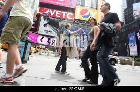 Bildnummer: 53153846  Datum: 11.05.2009  Copyright: imago/Xinhua  A sandwich-board wearer hands out coupons of a Broadway show at Broadway around Times Square in New York May 8, 2009. kbdig USA, Werbung, Plakat quer   ie    Bildnummer 53153846 Date 11 05 2009 Copyright Imago XINHUA a Sandwich Board Wear Hands out Coupons of a Broadway Show AT Broadway Around Times Square in New York May 8 2009 Kbdig USA Advertising Billboard horizontal ie Stock Photo