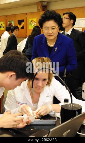 Bildnummer: 53154648  Datum: 18.04.2009  Copyright: imago/Xinhua  Visiting Chinese State Councilor Liu Yandong watches as students experiment during her visit to Thomas Jefferson High School for Science and Technology in Arlington, Virginia April 17, 2009.       kbdig   People, Politik hoch   ie    Image number 53154648 Date 18 04 2009 Copyright Imago XINHUA Visiting Chinese State Councilors Liu Yandong Watches As Students Experiment during her Visit to Thomas Jefferson High School for Science and Technology in Arlington Virginia April 17 2009 Kbdig Celebrities politics vertical ie Stock Photo