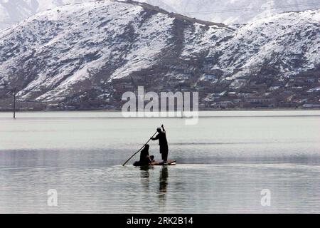 Bildnummer: 53155366  Datum: 22.04.2009  Copyright: imago/Xinhua  File photo taken on Feb. 25, 2009 shows two fishermen sitting on a handmade boat catching fish in a lake on the outskirts of Kabul, capital of Afghanistan. Reisen kbdig Boot See Fischerei, Wirtschaft quer   ie    Bildnummer 53155366 Date 22 04 2009 Copyright Imago XINHUA File Photo Taken ON Feb 25 2009 Shows Two Fishermen Sitting ON a Handmade Boat Catching Fish in a Lake ON The outskirts of Kabul Capital of Afghanistan Travel Kbdig Boat Lake Fisheries Economy horizontal ie Stockfoto