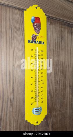 Bordeaux, Frankreich - 08 19 2023 : Banania-Logo-Text und Markenzeichen auf der Werbung emailliertes Blechthermometer aus Schokoladenpulver Stockfoto