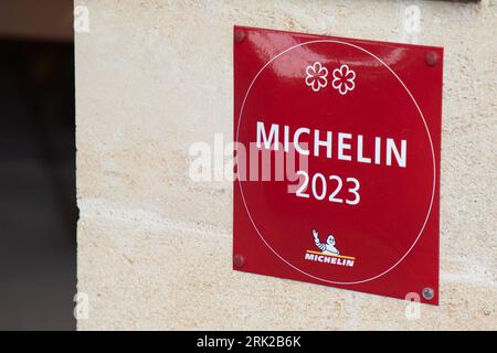 saint-emilion, Frankreich - 08 19 2023 : Michelin 2023 Restaurant-Logo-Schild und Textmarke der Leitfäden Bücher veröffentlicht für Good Place Label mit gutem Essen Stockfoto