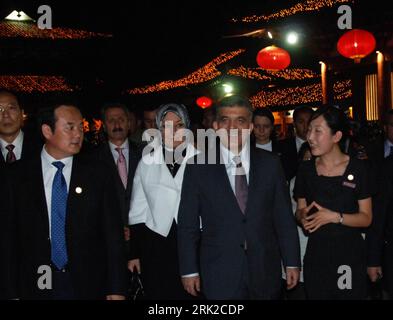 Bildnummer: 53161486 Datum: 26.06.2009 Copyright: imago/Xinhua Präsident Abdullah Gül (2.v.Re., Türkei) mit Ehefrau Hayrünnisa (Mitte) während ihres Besuchs in Xi an- PUBLICATIONxNOTxINxCHN, Personen; 2009, Xian, Pressetermin , Politik , Gul, Hayrunnisa, Familie, Frau; , quer, Kbdig, Gruppenbild, Close, Randbild, People Bildnummer 53161486 Datum 26 06 2009 Copyright Imago XINHUA Präsidentin Abdullah Gül 2 V Right Turkey with wife Centre während ihres Besuchs in Xi bei PUBLICATIONxNOTxINxCHN People 2009 Xian Press Call Politics GUL Hayrunnisa Family Woman Horizontal Kbdig Group Photo Close Edge im Stockfoto