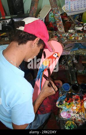 Bildnummer: 53173043  Datum: 24.06.2009  Copyright: imago/Xinhua  A handicraft worker paints a part of an oxcart at a workshop in Sarchi, Costa Rica, on June 23, 2009. The traditional oxcart making is one of the most famous technics in Costa Rica. Oxcarts play an important part in the agriculture history of Costa Rica as they were once the main vehicles for coffee bean tranation. Now it has become a symbol of the rural life in Costa Rica.        kbdig  Aussenansichten einer Bastelmaterial Arbeiterin malt einer Teil of Ausgedient oxcart am einer Werkstatt in Sarchi, Costa Rica, auf Juni 23, 200 Stock Photo